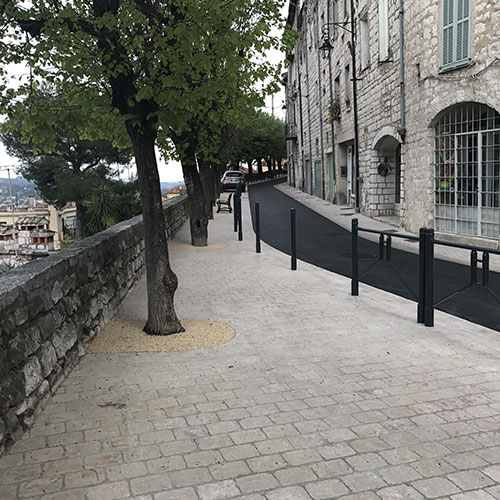 photo de l'entretien de l'espace oublic dans une commune de la métropole